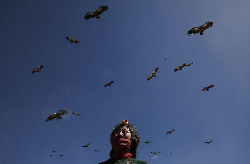 Rung ron tuc mai tang truyen thong o Tay Tang - cho ken ken ria xac hinh anh