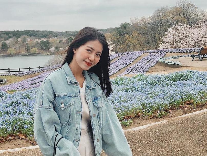 Hot girl Viet ron ra khoe anh check-in dep me man ben anh dao Nhat Ban hinh anh