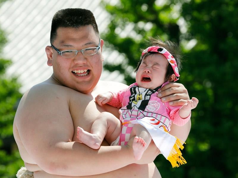 Sumo doa em be khoc, ruoc duong vat va nhung le hoi ky la o Nhat hinh anh