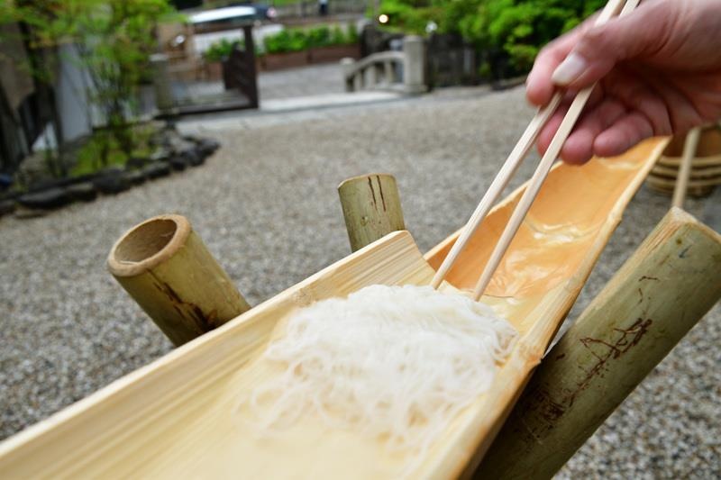 Mi truot ong tre doc dao o Nhat, mon an danh cho nguoi nhanh tay hinh anh