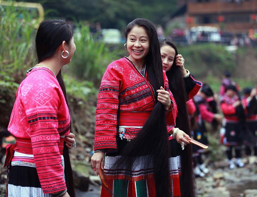 Lang co ky la o Trung Quoc, noi phu nu ca doi chi cat toc mot lan hinh anh