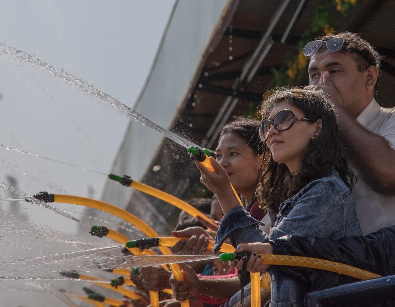 Nguoi dan Myanmar cuong nhiet xuong duong don Tet te nuoc hinh anh