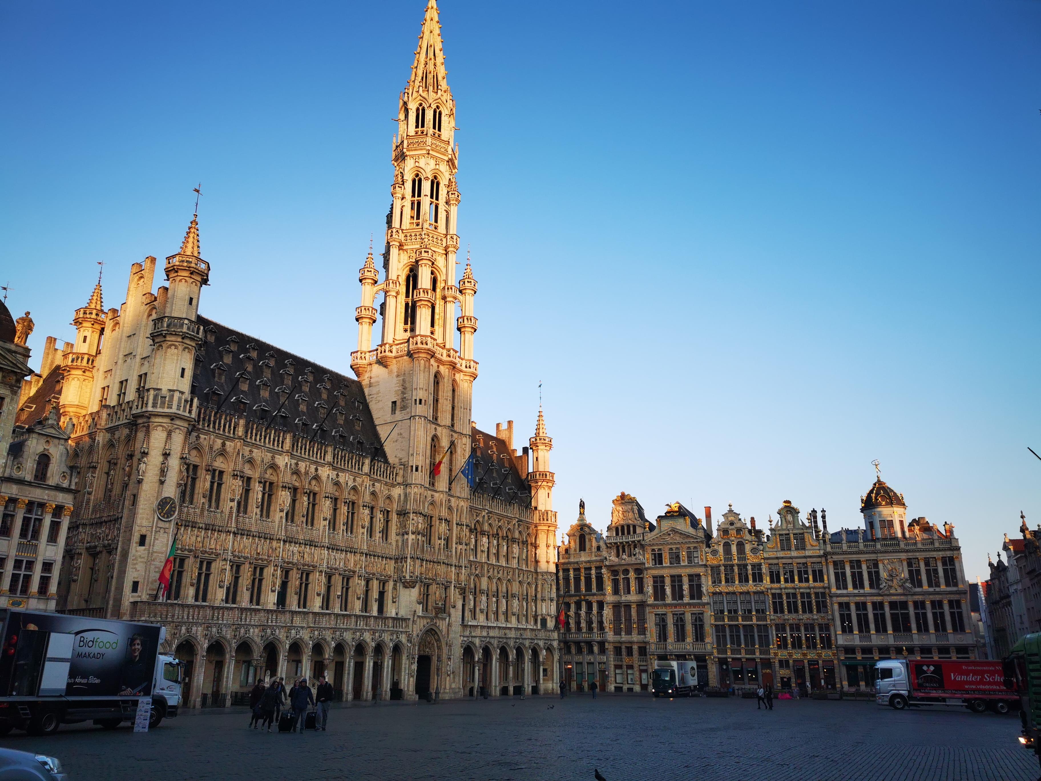 Mot ngay doc hanh kham pha nuoc Bi - trai tim cua chau Au hinh anh