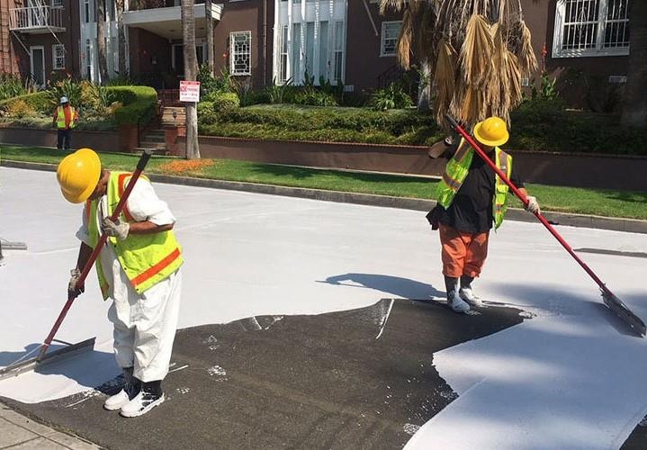 Vi sao mat duong o Los Angeles lai duoc phu son trang? hinh anh