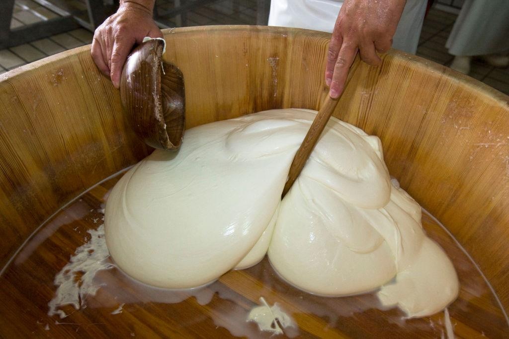 Quy trinh lam mozzarella kich thich vi giac cac tin do pho mai hinh anh