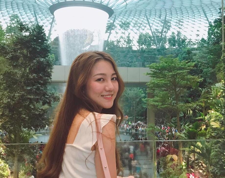 Du khach hao hung check-in ben thac nuoc o san bay Changi hinh anh