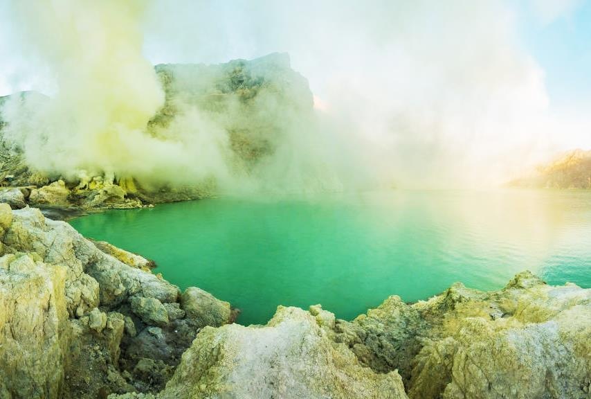 Nui lua nao o Indonesia chua ho nuoc tu than giet chet moi sinh vat? hinh anh