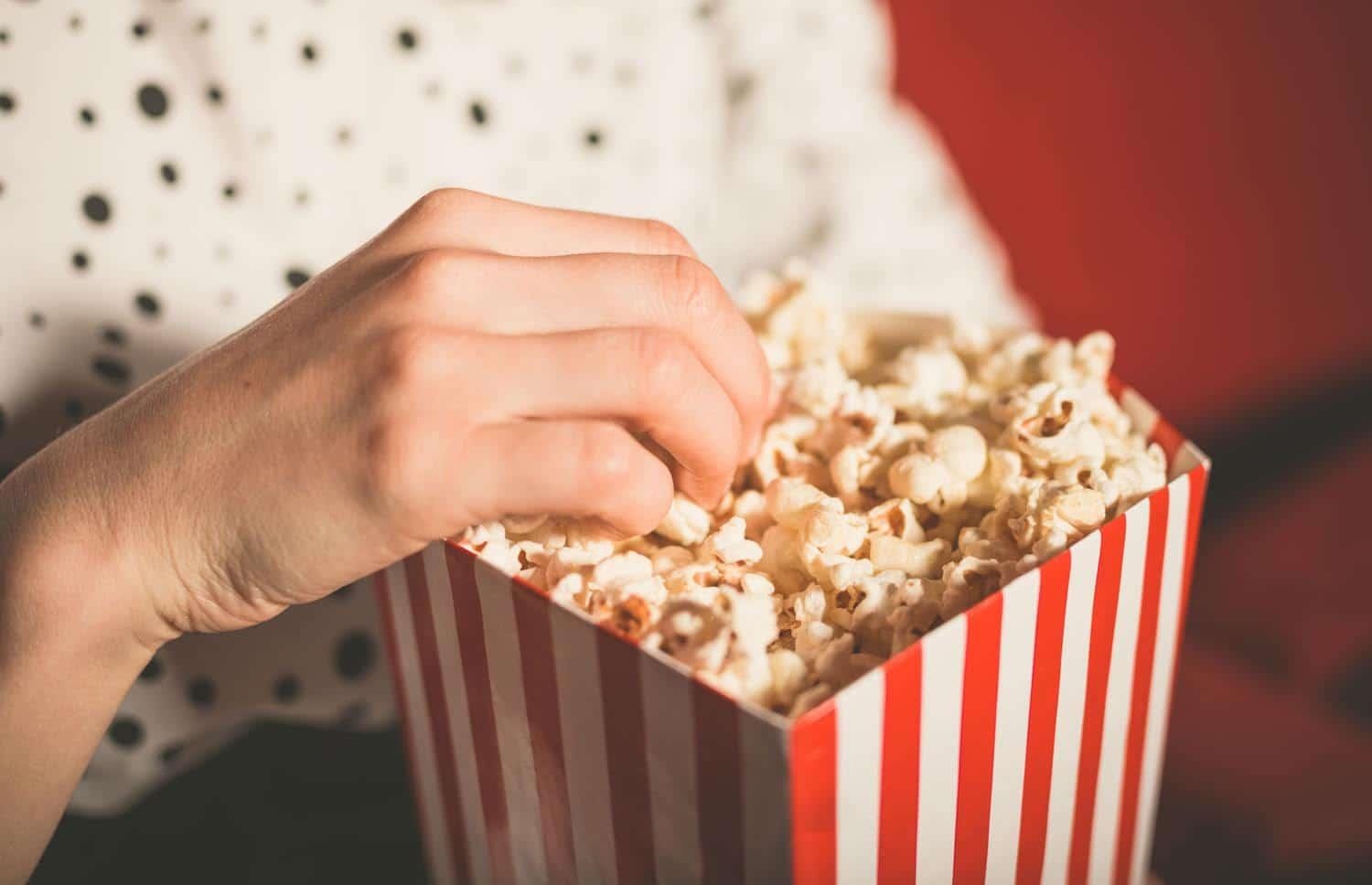 Vi sao bong ngo tung bi cam ban trong cac rap chieu phim? hinh anh