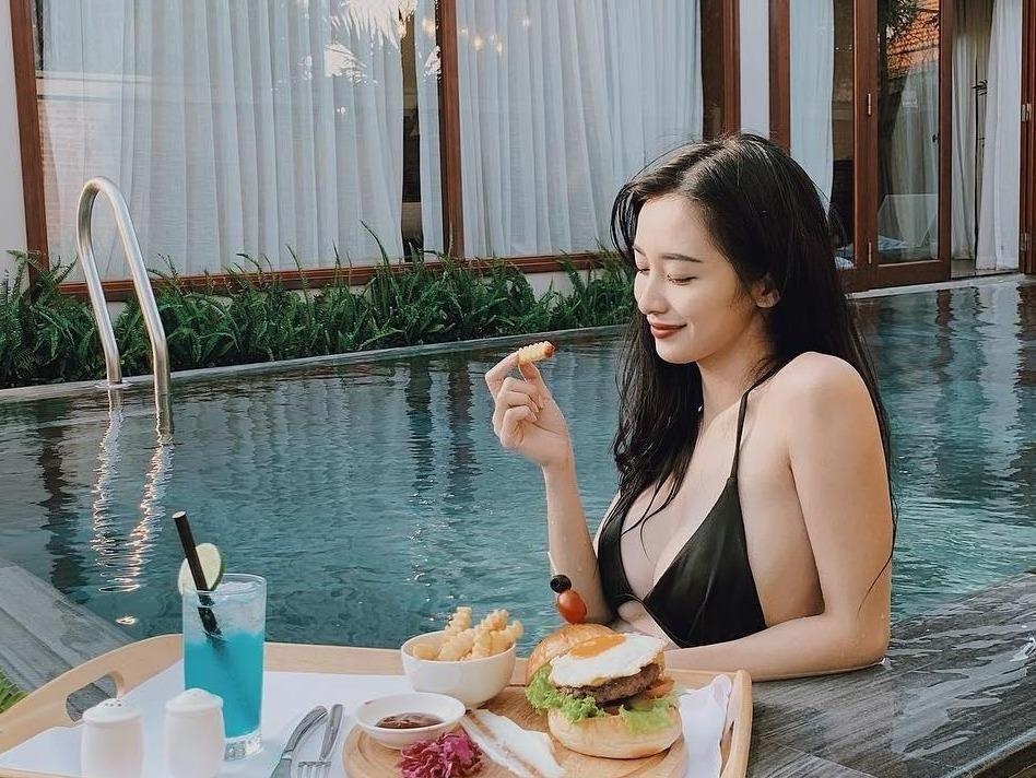 Hoc Jun Vu, Chi Pu cach tao dang voi bikini khi di du lich bien hinh anh