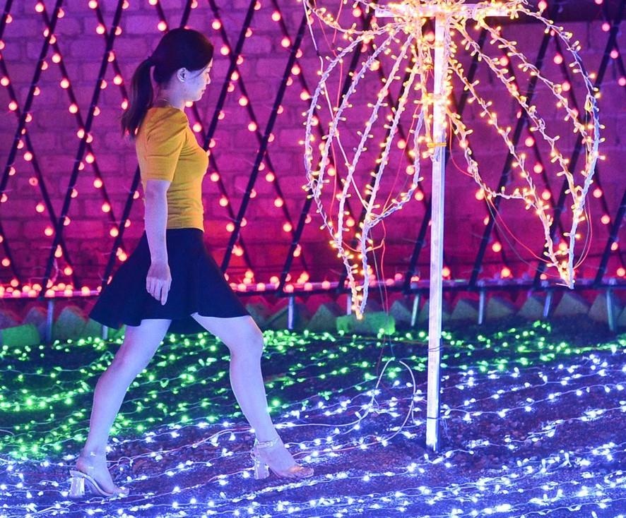 Cong dong mang buc xuc vi khach pha hoai cong vien Anh sang Moc Chau hinh anh