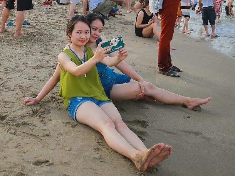 Bien nguoi do ve Cua Lo, dich vu qua tai nhung khong chat chem hinh anh