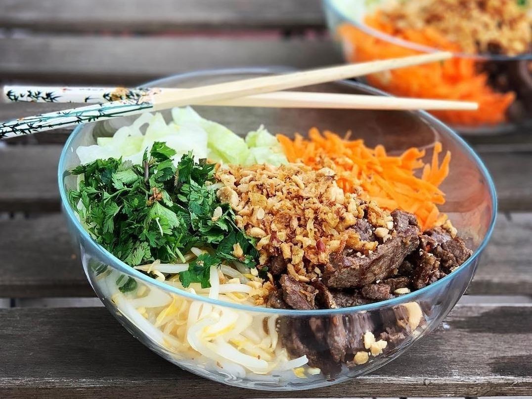 Bun bo Nam Bo duoc lam tu nhung nguyen lieu gi? hinh anh