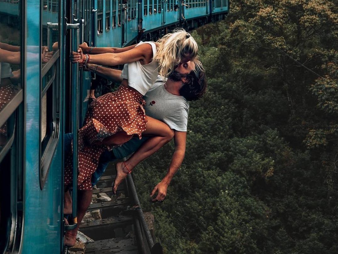 Khoe anh hon nhau mao hiem khi tau dang chay, cap du khach bi 'nem da' hinh anh