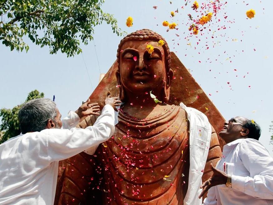 Quoc gia nao cam ban thit va ruou trong ngay le Phat dan? hinh anh