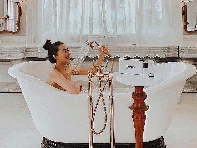 Chup anh voi bon tam - trao luu check-in ao dieu cua dan hot girl Viet hinh anh