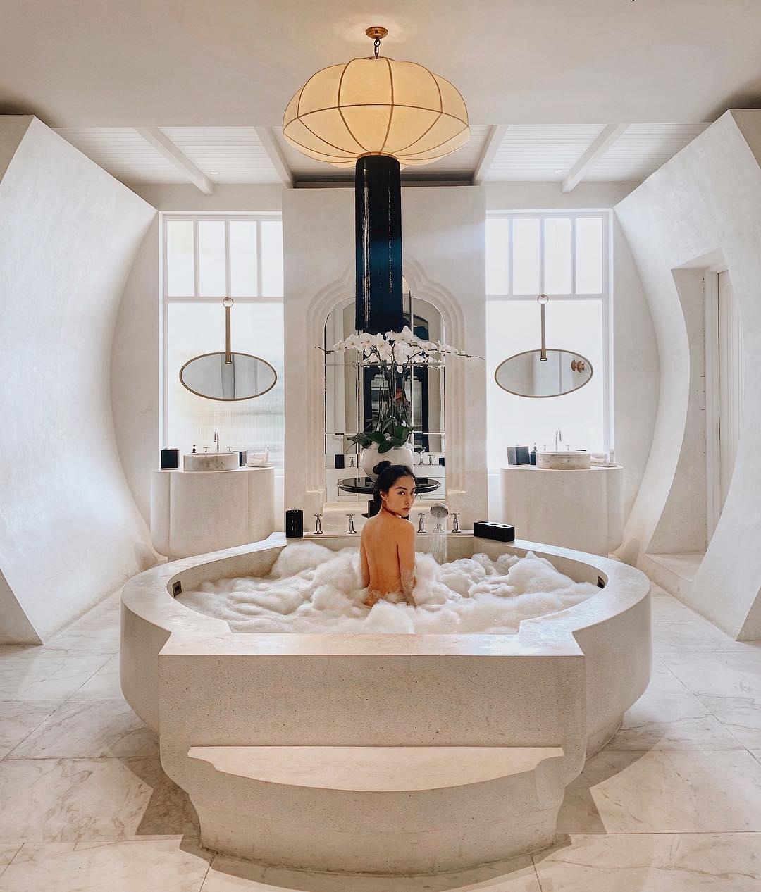 Check-in bon tam anh 2