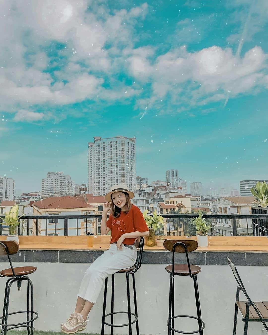 Quan ca phe cau thang vo cuc Ha Noi anh 7