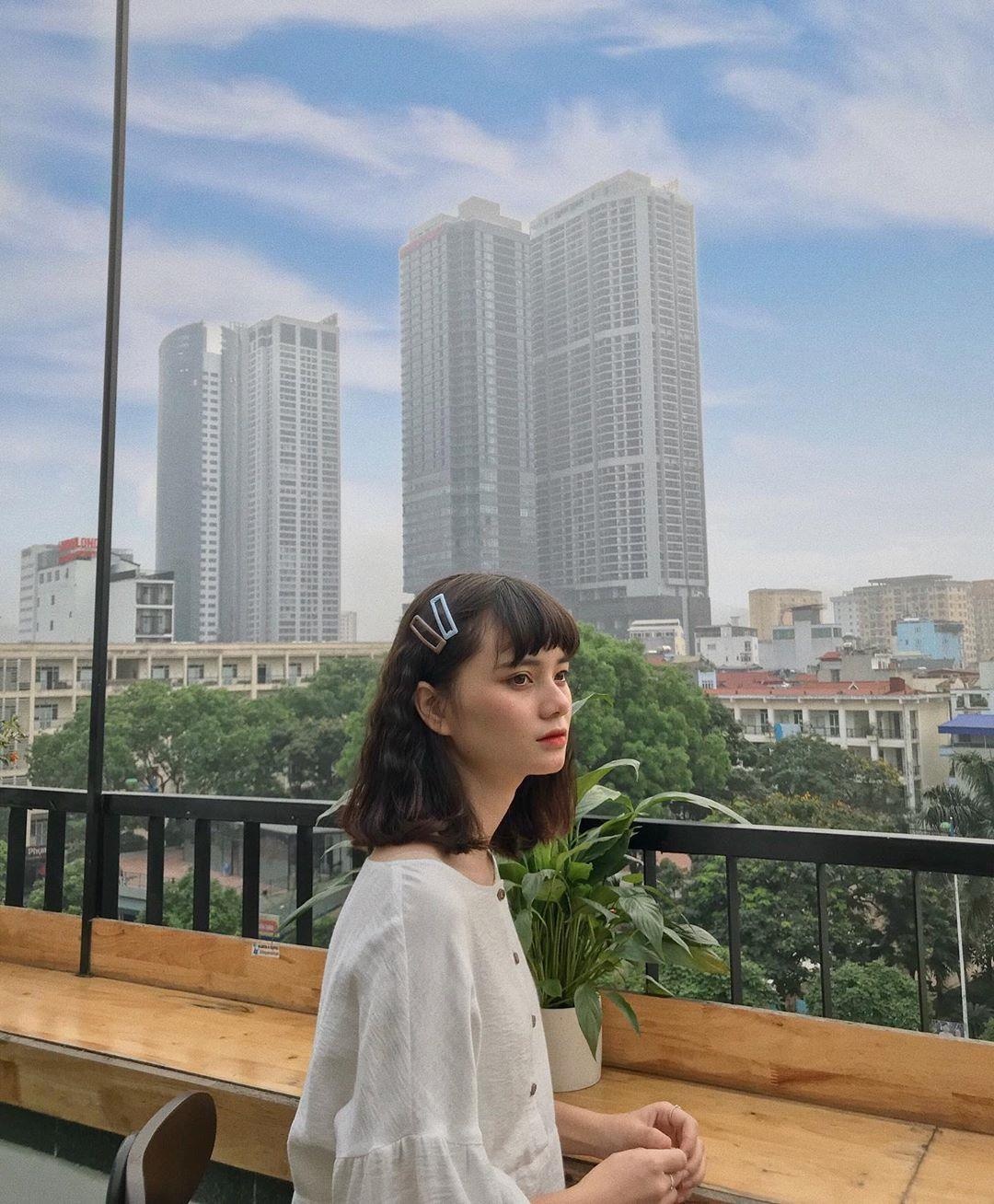 Quan ca phe cau thang vo cuc Ha Noi anh 8