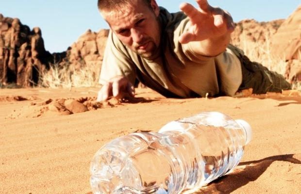 Meo tim nguon nuoc khi bi lac giua sa mac hinh anh