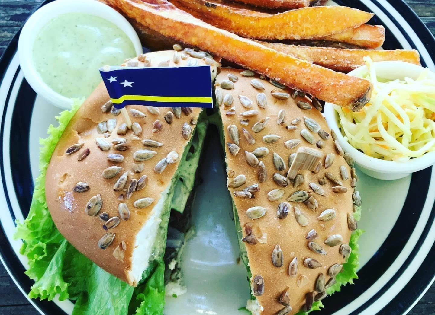 Burger thit de va 6 mon ngon pha tron van hoa o Curacao hinh anh