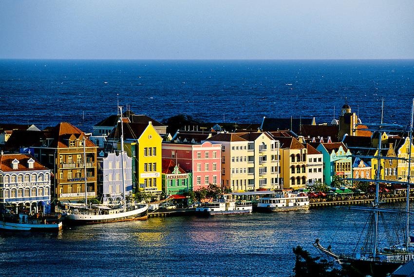 Ghe Curacao kham pha thanh pho cau vong ven bien hinh anh