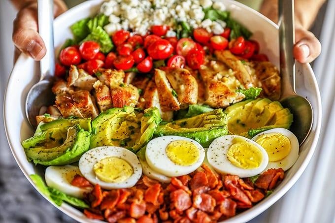 Salad bo tron ca chua, trung ga cho hoi chi em an sach, song khoe hinh anh