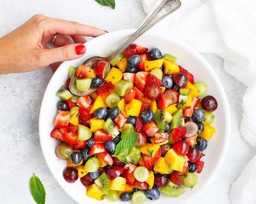 Cong thuc lam salad trai cay 7 mau trong vai phut hinh anh