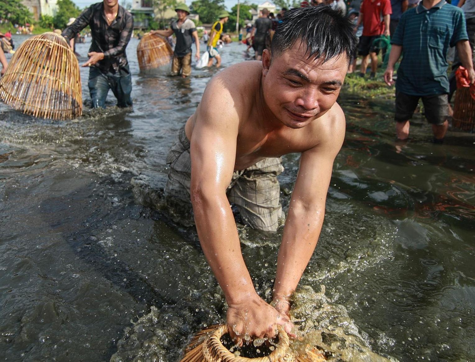 Hang tram nguoi do ve Nghe An tham gia le hoi danh bat ca truyen thong hinh anh