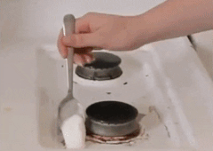 Lam sach lo vi song, lau bep gas dinh dau mo bang meo don gian hinh anh