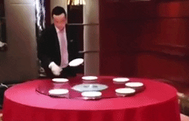 Nhan vien nha hang Trung Quoc khoe ky nang xep ban an trong tich tac hinh anh