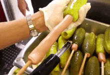 Dua chuot muoi ket hop xuc xich, pizza thanh mon ngon hinh anh