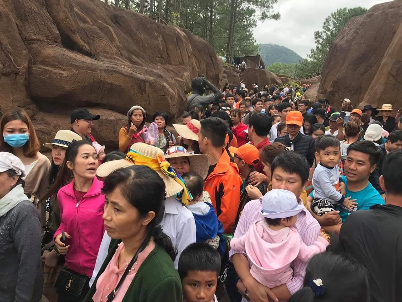 Nhung lan Da Lat 'khon kho' vi khach du lich qua tai, y thuc kem hinh anh
