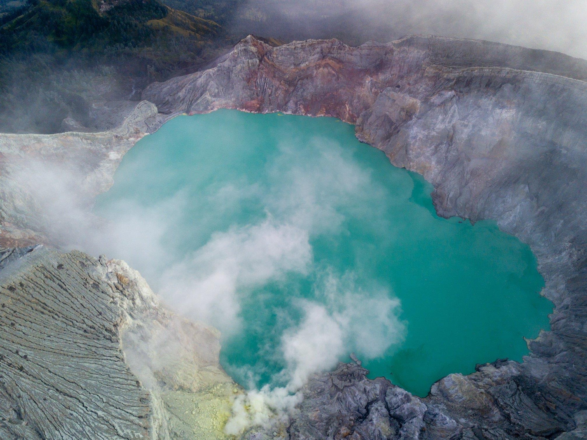 Canh quan huyen ao noi ‘cong dia nguc’ mau xanh o Indonesia hinh anh