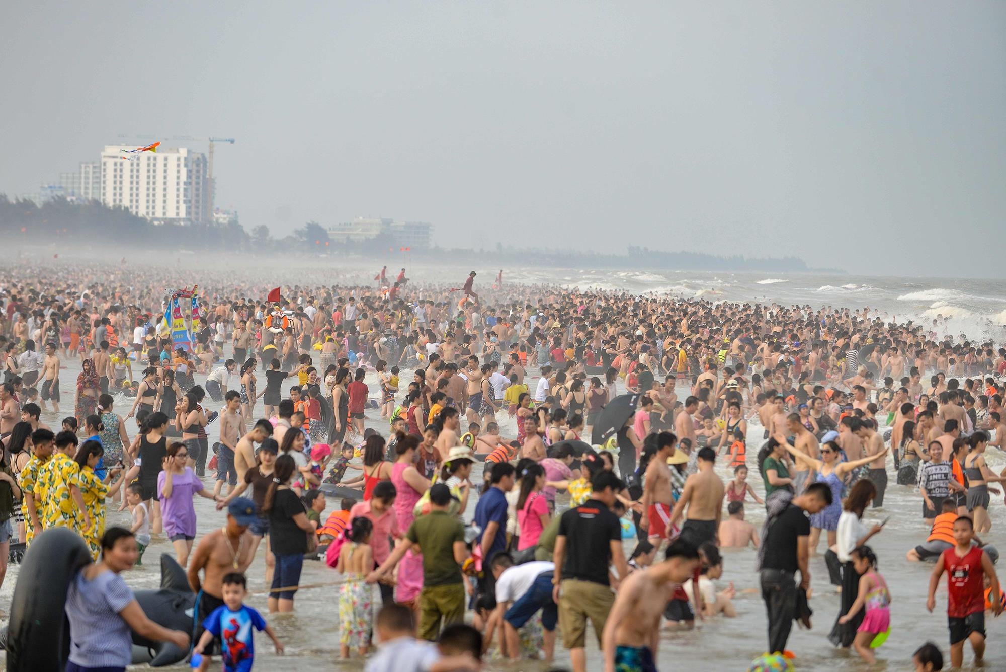 Canh hang nghin du khach chen chuc tam bien Sam Son len bao nuoc ngoai hinh anh