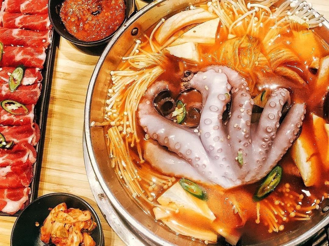 6 noi lau nong hoi lai rai ngay mua bao hinh anh