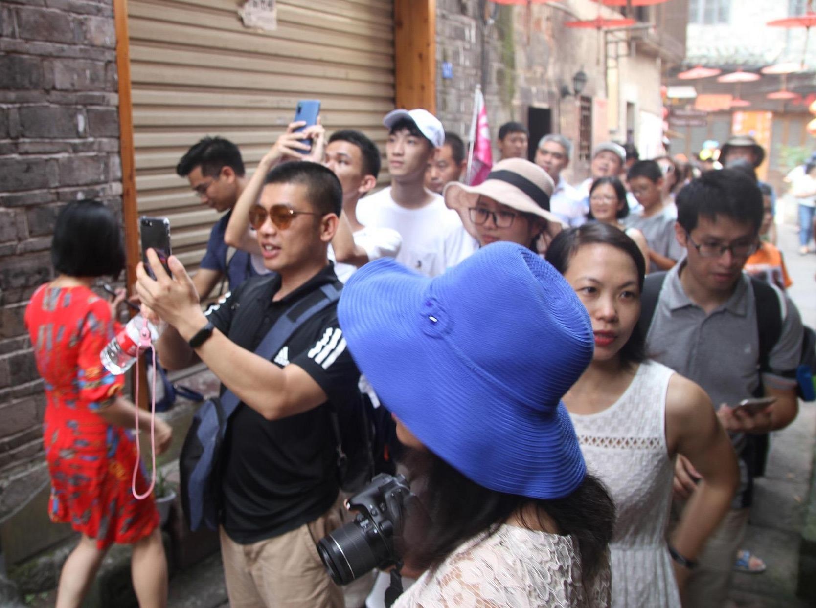 Xep hang dai cho luot check-in o Phuong Hoang co tran hinh anh