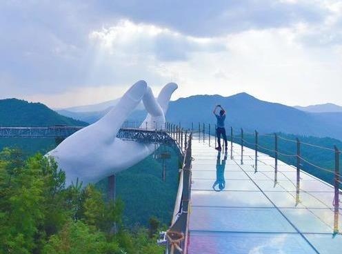 Xuat hien 'ban tay Phat do cau vong', phien ban giong cau Vang Da Nang hinh anh