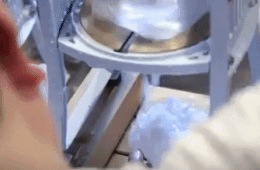 Nguoi Nhat lam kem da bao tu nuoc suoi dong bang hinh anh