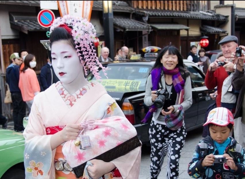 Nhung lan du khach khiem nha khien nguoi Nhat kho chiu hinh anh