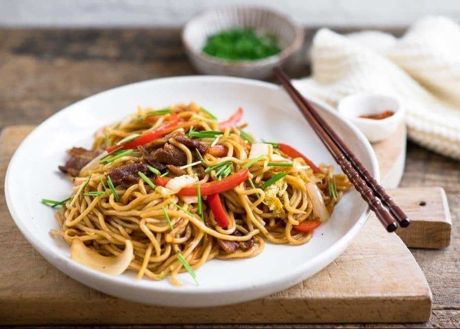 Chuan bi bua an vat 'sang mieng' voi mi xao bo, ngo ngot nuong hinh anh