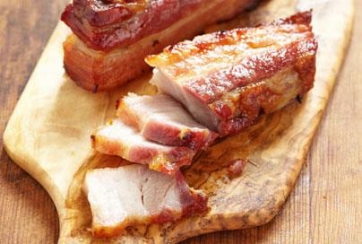 Bien tau thit heo voi mon ba chi nuong pho mai thom ngay hinh anh