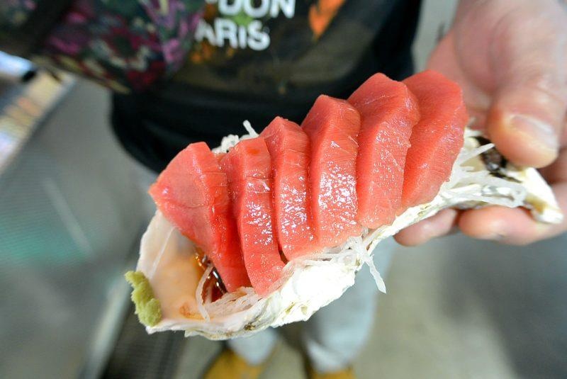 Cam 10 USD an no sashimi ca ngu, bach tuoc o cho hai san tai Nhat Ban hinh anh