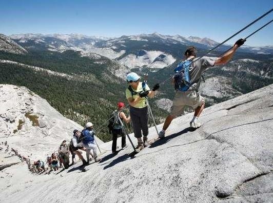 Du minh tren day cap kham pha vach nui nguy hiem o My hinh anh