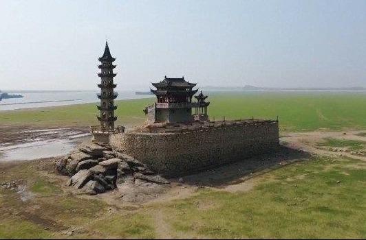 Ho rong nhat Trung Quoc can nuoc, lo hon dao co nghin tuoi hinh anh