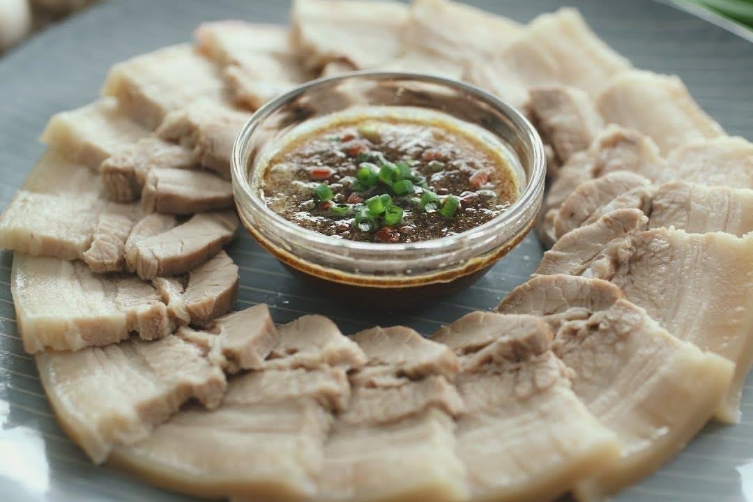 Cong thuc lam sot cham thit ba chi heo luoc cho cac ba noi tro hinh anh