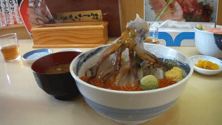 Muc song trong bat mi - mon an khien thuc khach bat ngo hinh anh