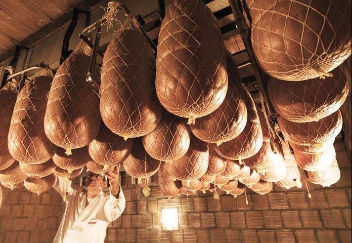 Xuc xich khong lo noi tieng the gioi duoc san xuat the nao? hinh anh