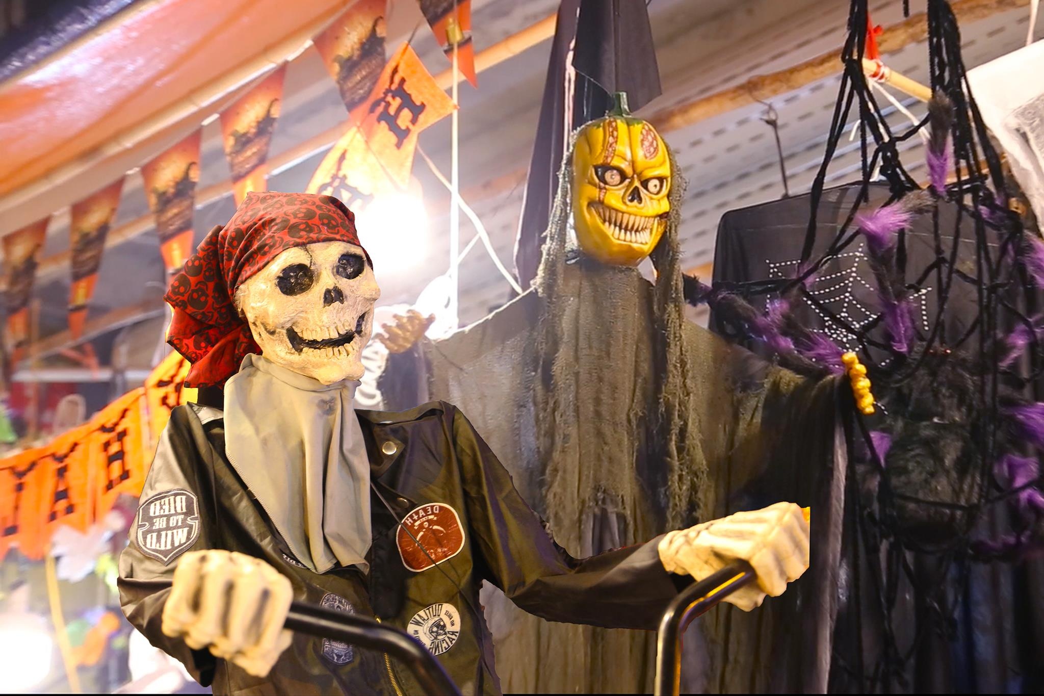 Ma quy chiem tron pho Hang Ma dip Halloween hinh anh