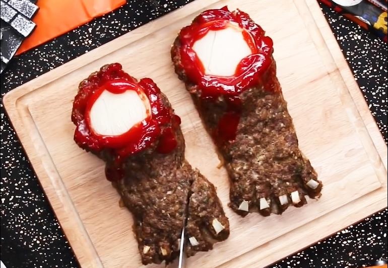 Chan quy du, ban tay tan sat cho bua tiec Halloween hinh anh