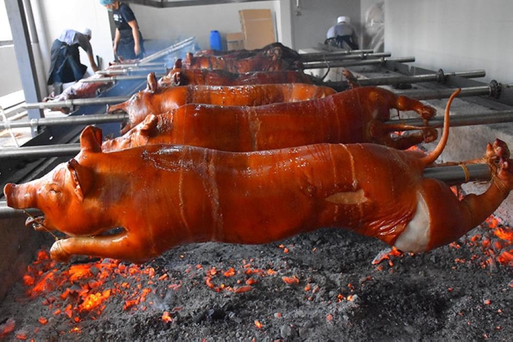 Dac san lon sua quay nguyen con cua nguoi Philippines hinh anh